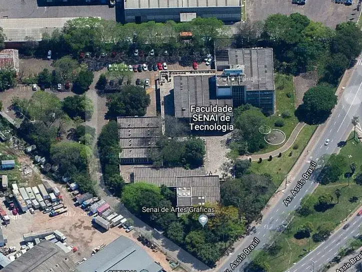 Imagem aérea da Faculdade SENAI de Tecnologia mostrando a localização e estruturas ao redor. Ideal para visualizar a infraestrutura educacional.