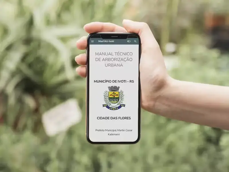 Imagem de um smartphone exibindo o Manual Técnico de Arborização Urbana do Município de Ivoti - RS.