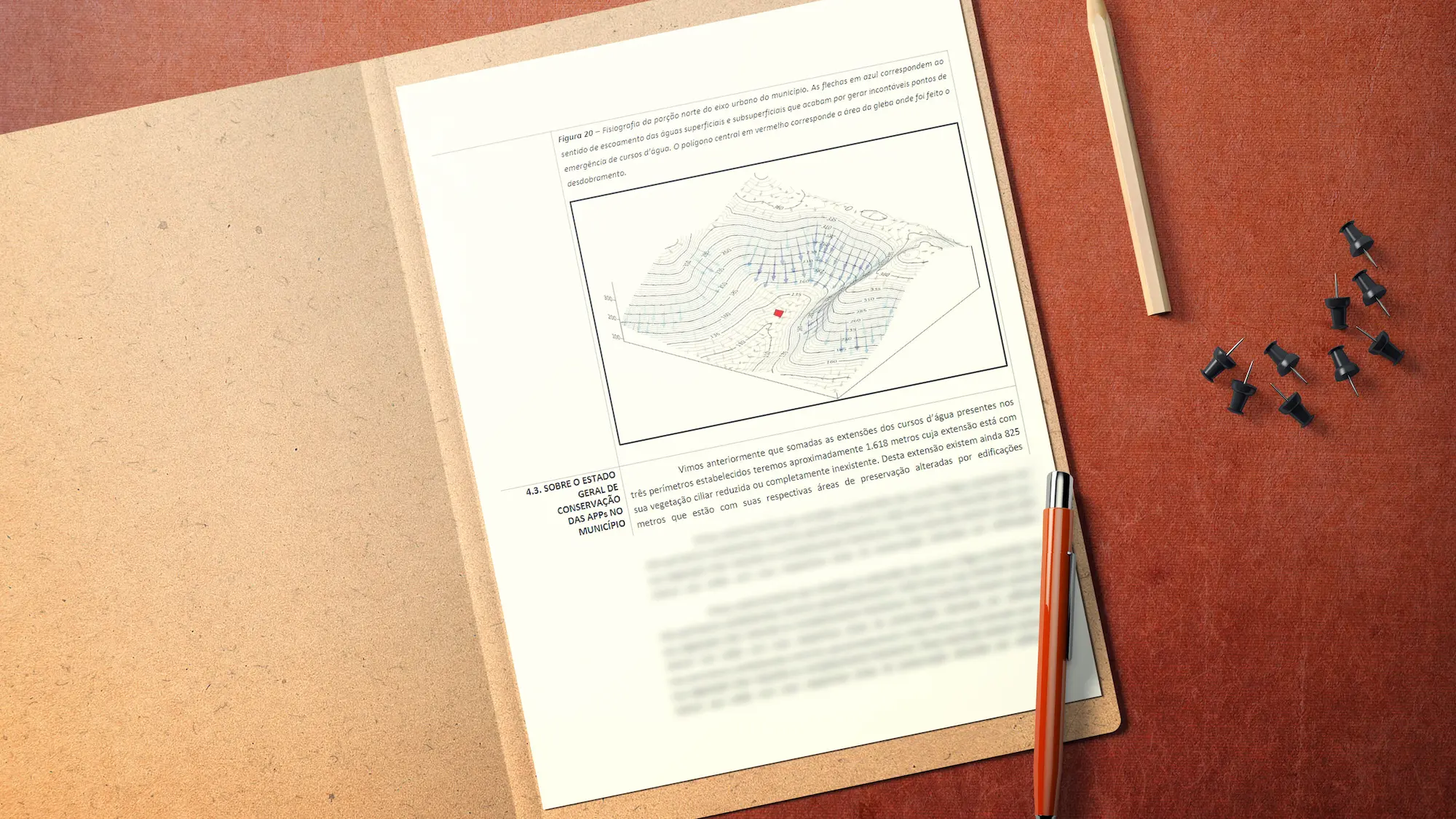 Imagem de documentos sobre topografia, mostrando um gráfico tridimensional e anotações relevantes. Ferramentas de escrita e alfinetes ao redor.