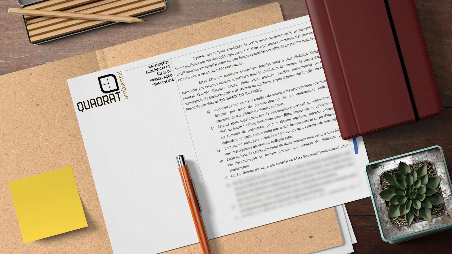 Imagem de documentos e material de escritório, incluindo papel com logo da Quadrat e caneta, simbolizando organização e processos relacionados a funções de preservação permanente.