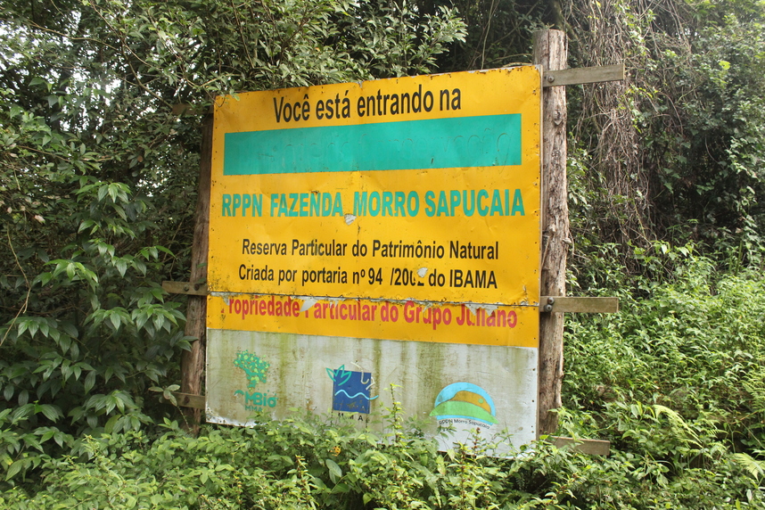 Placa informativa da Reserva Particular do Patrimônio Natural, RPPN Fazenda Morro Sapucaia, localizada em área de fauna e flora preservadas.