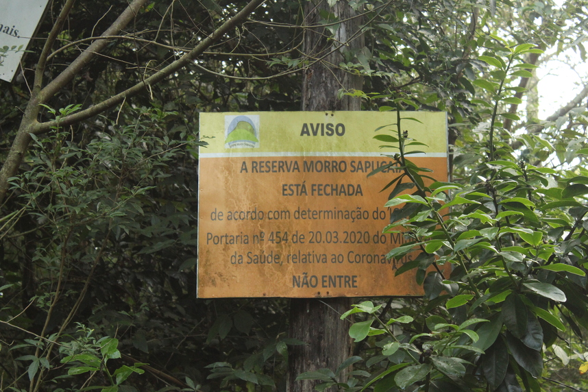Aviso de fechamento da Reserva Morro Sapucaí, informando que está fechada devido a determinação do Ministério da Saúde no contexto da pandemia.