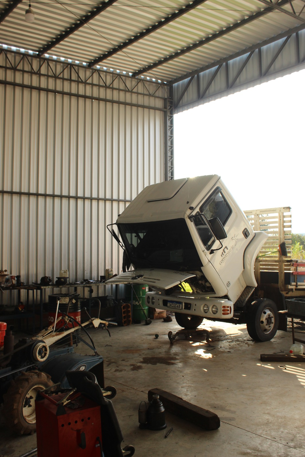 Um caminhão numa oficina numa vistoria para avaliação de condicionantes ambientais