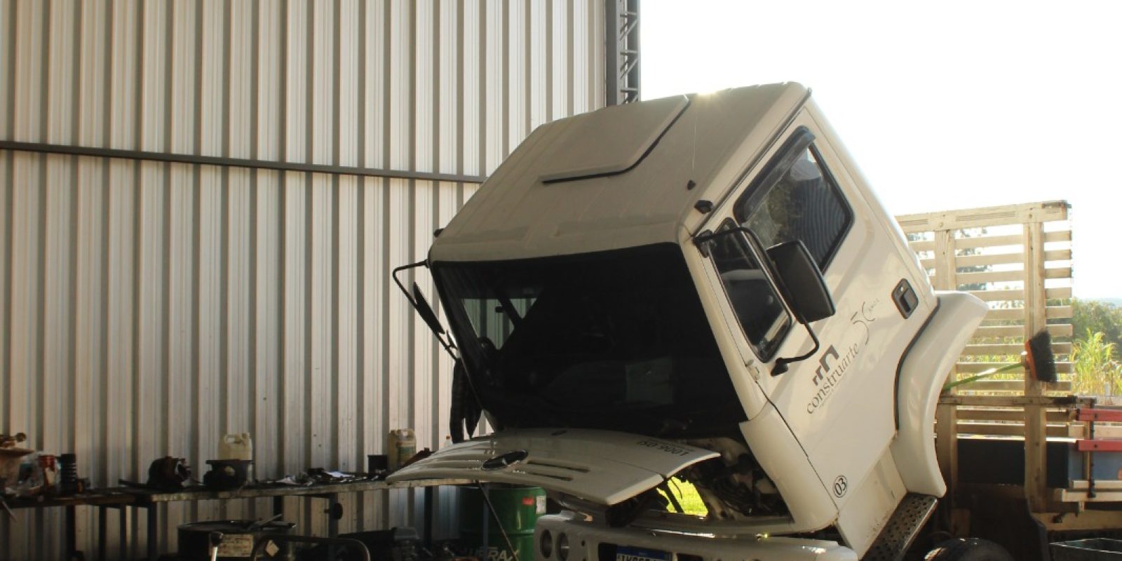 Um caminhão numa oficina numa vistoria para avaliação de condicionantes ambientais